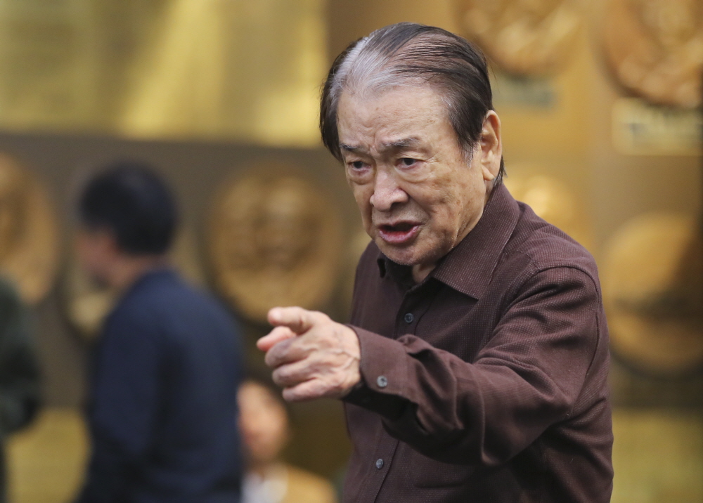 과거 리어왕 역의 배우 이순재가 서울 SNU 장학빌딩 베리타스홀에서 열린 연극 리어왕 연습실 공개 행사에서 장면시연을 하던 모습. ⓒ뉴시스