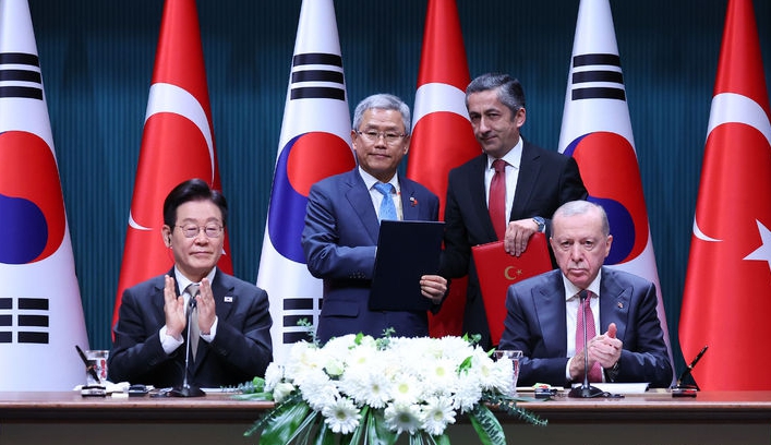 김동철 한국전력공사 사장과 네자티 야마츠 튀르키예 원자력공사 사장이 24일(현지 시간) 튀르키예 앙카라 대통령궁에서 이재명 대통령과 레젭 타입 에르도안 대통령이 참석한 가운데 원자력 협력에 관한 MOU 체결을 한 뒤 기념촬영을 하고 있다. ⓒ뉴시스