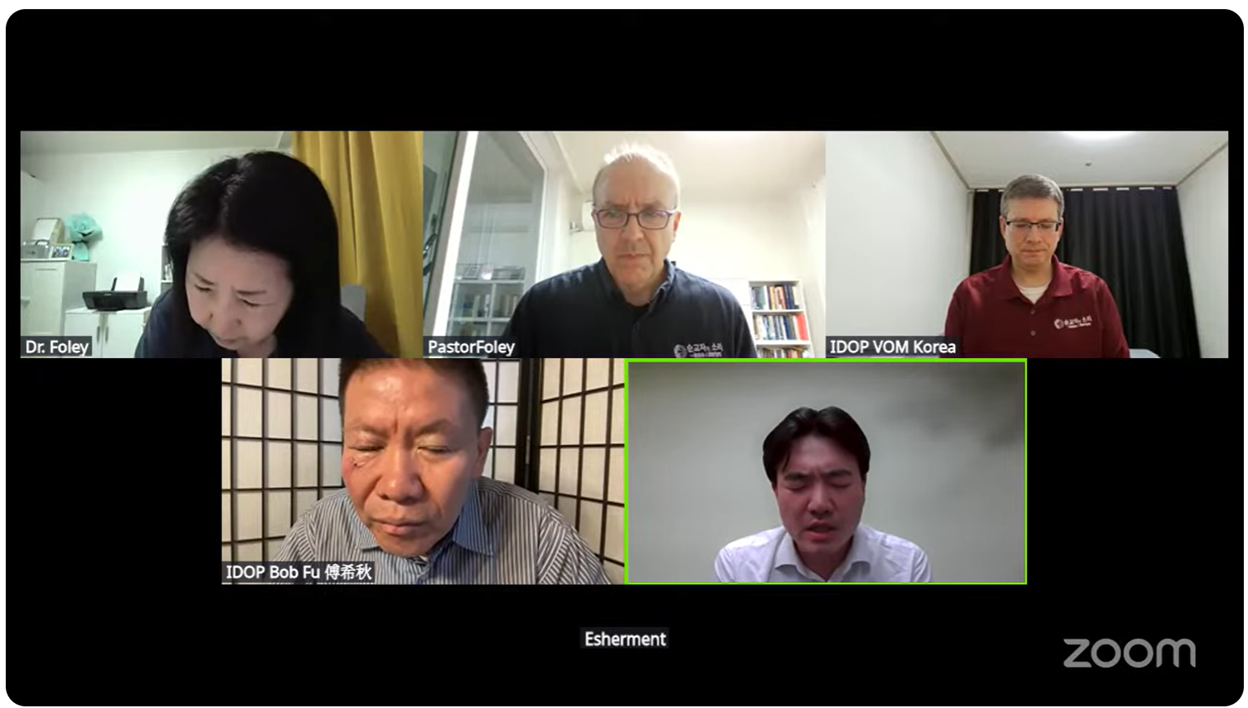 한국 순교자의 소리 사역 지도자들과 차이나 에이드 CEO 밥 푸 목사가 시온 교회를 위한 24시간 릴레이 기도를 공동으로 진행하는 동안, 한국 기독교인 한 사람이 시온 교회를 위해 기도하고 있다