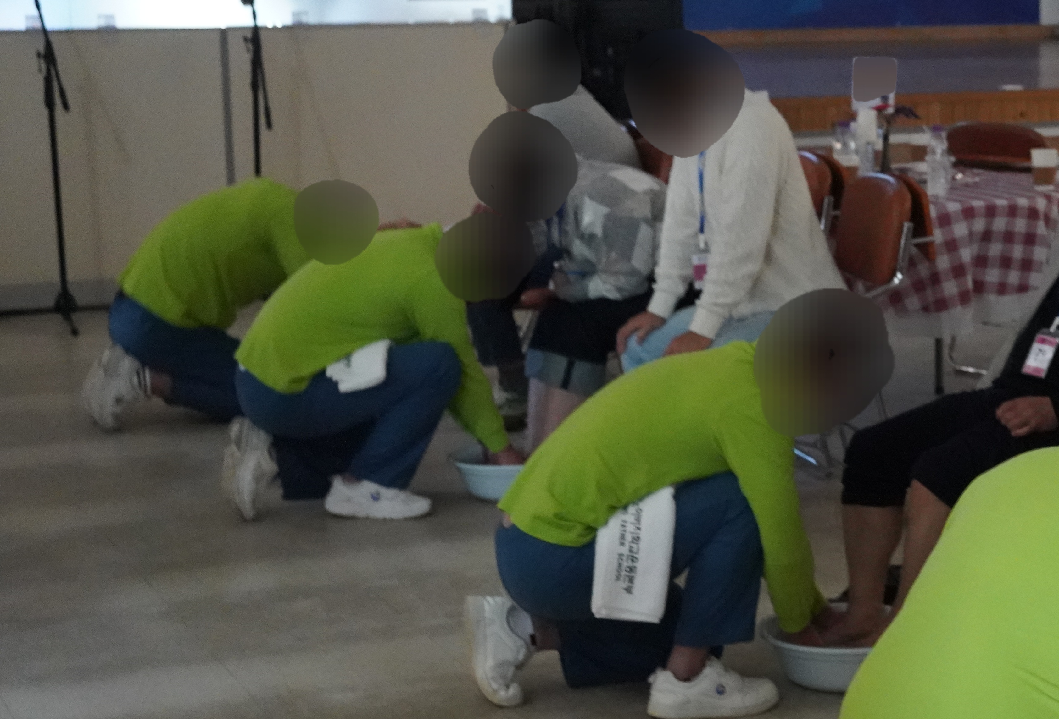 소망교도소 세족식 현장의 모습