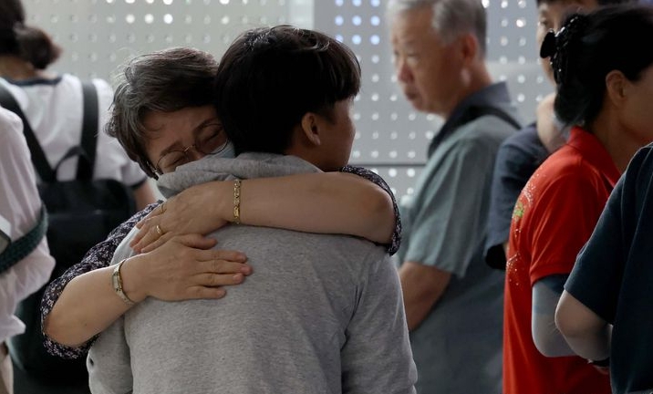 미국 이민당국에 의해 조지아주에 구금됐던 한국인 근로자들이 지난 9월 12일 인천국제공항 제2여객터미널을 통해 귀국한 뒤 주차장에서 가족과 만나고 있다. ⓒ뉴시스