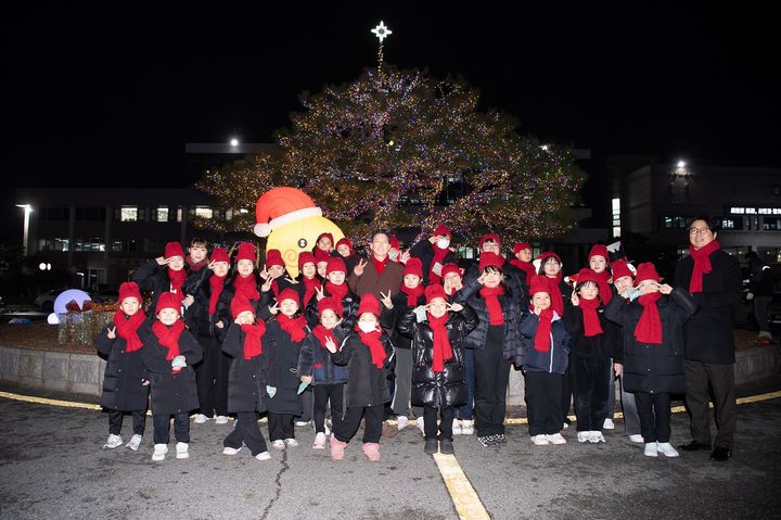 경북 구미시청 원형화단에 불 밝힌 크리스마스 트리