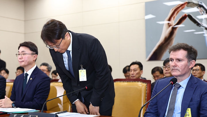 박대준 쿠팡 대표이사가 2일 오전 서울 여의도 국회 과학기술정보방송통신위원회 전체회의에서 고개숙여 인사하고 있다. ⓒ뉴시스