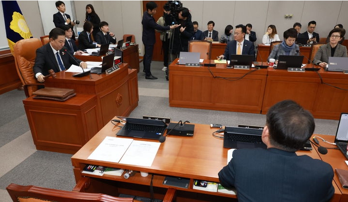 김병기 국회 운영위원장이 3일 서울 여의도 국회에서 운영위원회 전체회의를 개의하고 있다.