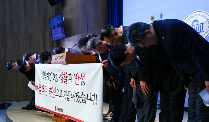 김용태 의원 등 국민의힘 초선·재선 의원들이 3일 서울 여의도 국회 소통관에서 '비상계엄 1년, 성찰과 반성 기자회견'을 열고 고개 숙여 사과하고 있다. ⓒ뉴시스