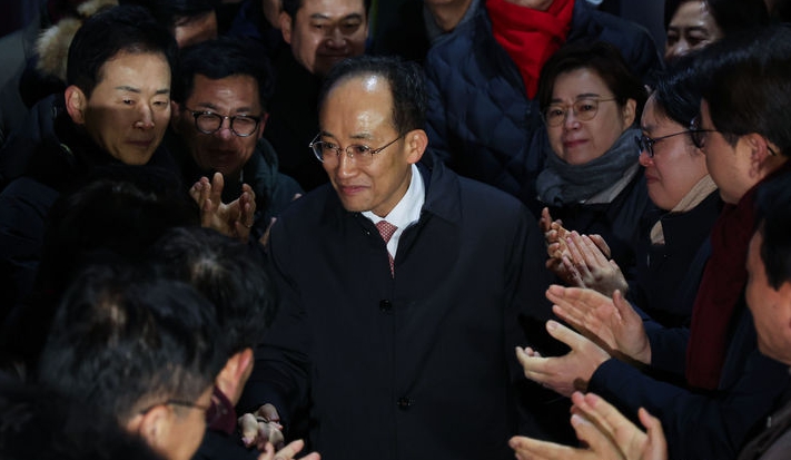 국회의 12·3 비상계엄 해제 의결 방해 의혹을 받는 추경호 전 국민의힘 원내대표가 3일 오전 영장이 기각돼 경기 의왕시 서울구치소를 나서며 의원들과 인사하고 있다. ⓒ뉴시스