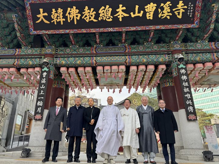 대한불교조계종 총무원에서 열린 한국종교지도자협의회 2025년도 제3차 임시이사회에 참석한 7대 종단 지도자들