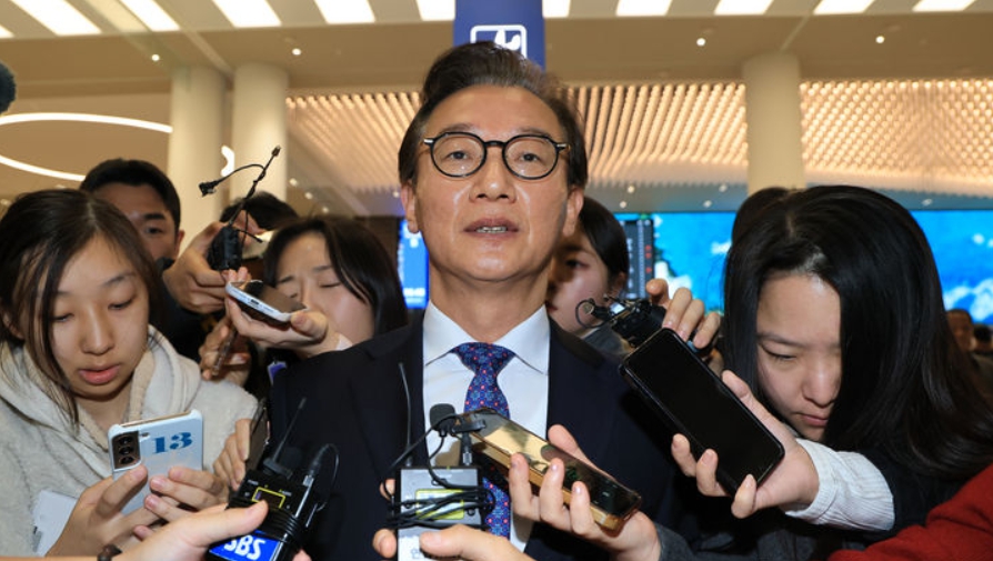 통일교로부터 금품을 수수했다는 의혹이 제기된 전재수 해양수산부 장관이 11일 오전 인천국제공항 제2여객터미널을 통해 귀국한 뒤 차량으로 이동하고 있다.