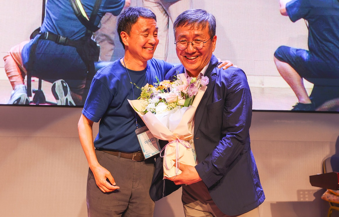 이재화 선교사, 신임 대표 이권덕 선교사. 