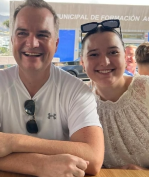 이그나이트 더 파이어 미니스트리의 설립자인 알렉산더 웜(왼쪽)과 그의 딸 세레나 웜(오른쪽)의 생전 모습