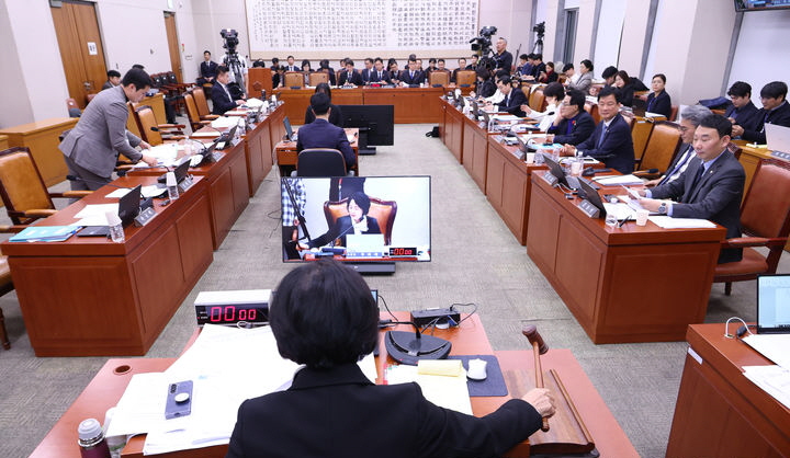 18일 서울 여의도 국회 법사위 전체회의에서 여당 주도의 법안 의결에 반대하며 국민의힘 의원들이 퇴장한 가운데, 빈 의석이 남아 있다.
