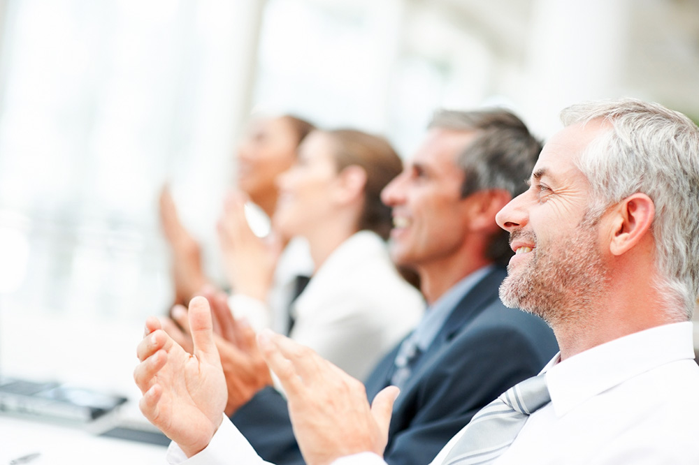 많은 심리적 고통은 원치 않는 생각이나 불안, 슬픔 등 감정을 회피, 억압하려는 시도에서 발생한다. 명상은 이러한 회피가 오히려 고통을 키운다는 전제하에 비판단적 수용을 훈련한다.