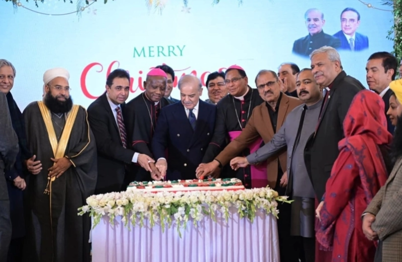 셰바즈 샤리프 파키스탄 총리가 지난 25일 총리 관저에서 열린 특별 성탄 행사에서 기독교 지도자들과 정부 관계자들과 함께 성탄 케이크를 자르고 있다