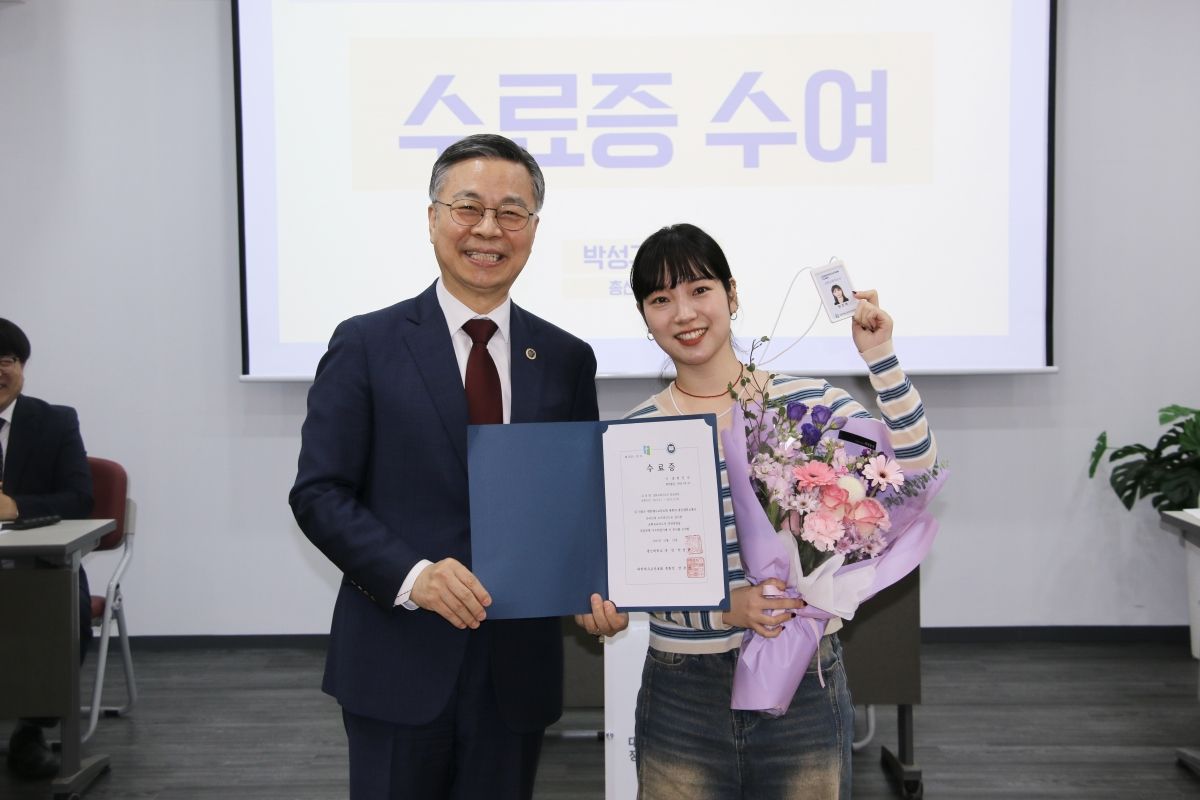 박성규(왼쪽) 총신대 총장이 최근 대전 동구 대전신학교에서 열린 교회교육 지도사 수료식에서 수료증을 전달하고 있다. 