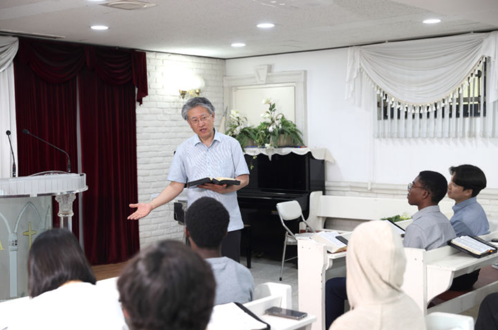 김천대학교 신학과는 내년도 정시모집을 통해 영어트랙 반을 개설, 국내외 복음 전도자와 기독교 지도자 양성에 나선다