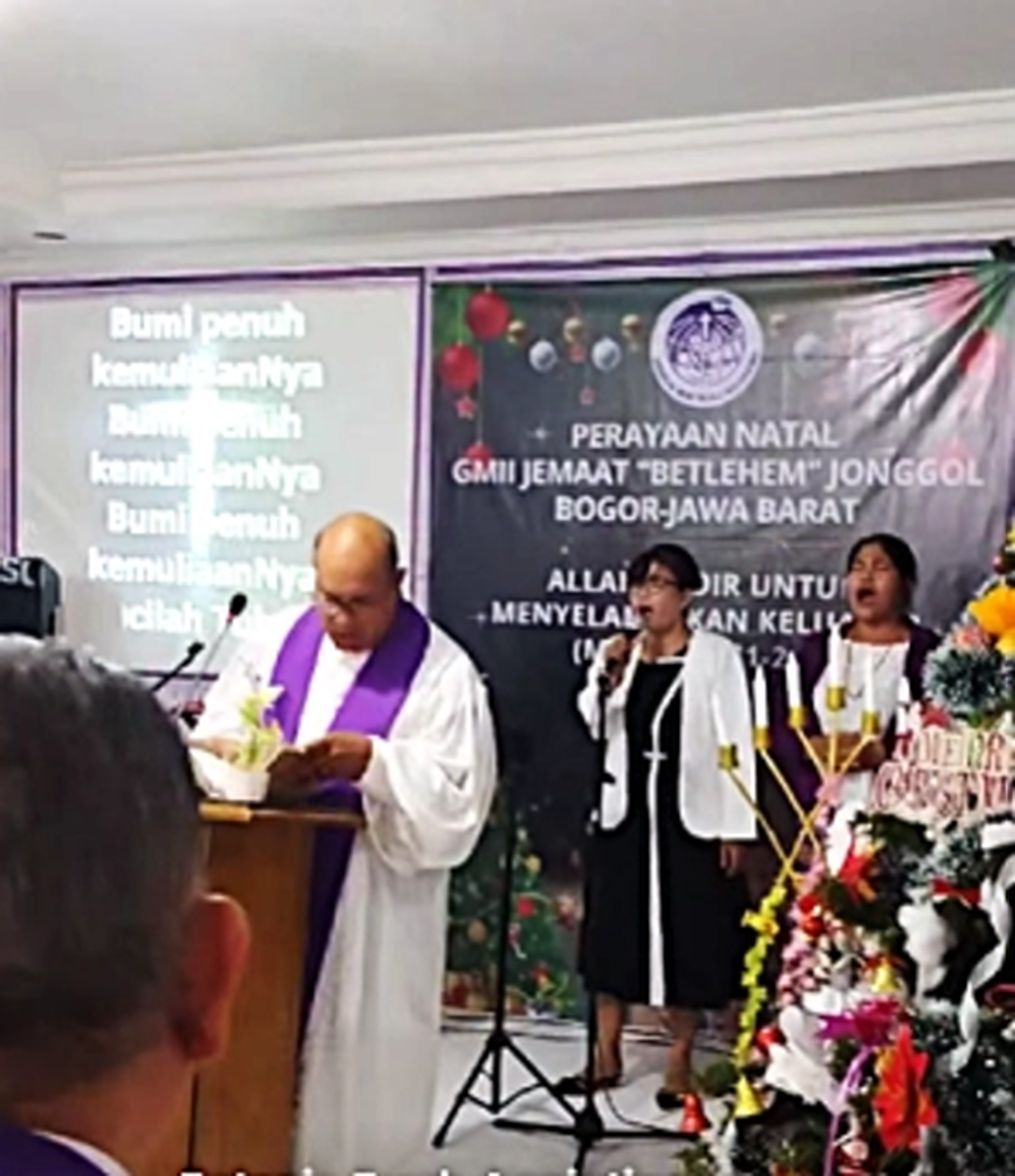 인도네시아 서자바주 보고르군 종골 지구 수카시르나 마을에서 예배를 인도하고 있는 GMII 베들레헴 교회의 이리안토 부디 목사