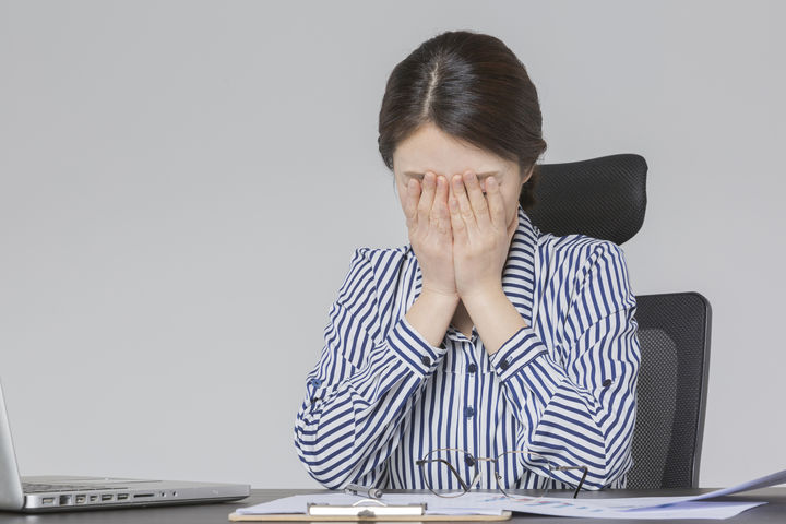 모욕적인 언행을 일삼는 상사로 인해 정신적 고통을 호소하는 한 직장인의 사연이 알려졌다.