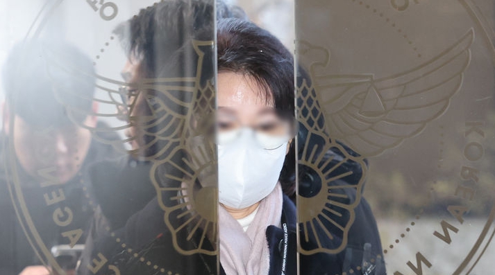 한학자 통일교 총재의 전 비서실장인 정원주씨가 서울 서대문구 경찰청 국가수사본부로 조사를 받기 위해 출석하던 모습. ⓒ뉴시스