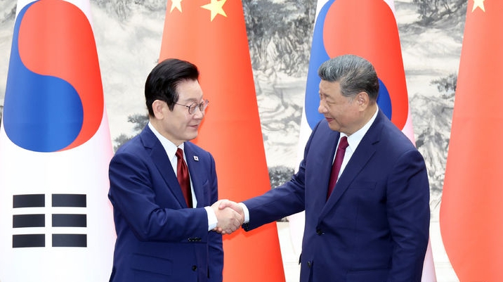 이재명 대통령과 시진핑 중국 국가주석이 5일(현지 시간) 중국 베이징 인민대회당에서 열린 한중 MOU 체결식에서 악수하고 있다. 