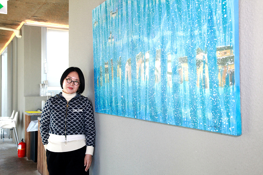 자신의 작품 앞에 선 윤종 작가