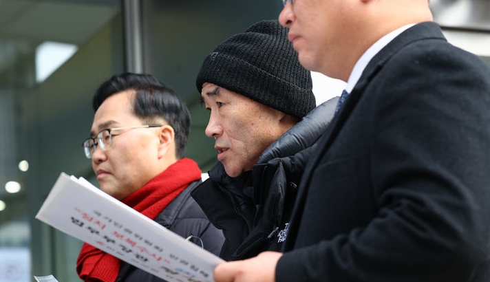 ‘서해 공무원 피격 사건’ 해양수산부 공무원 故이대준 씨의 친형 이래진 씨(가운데)와 김기윤 변호사