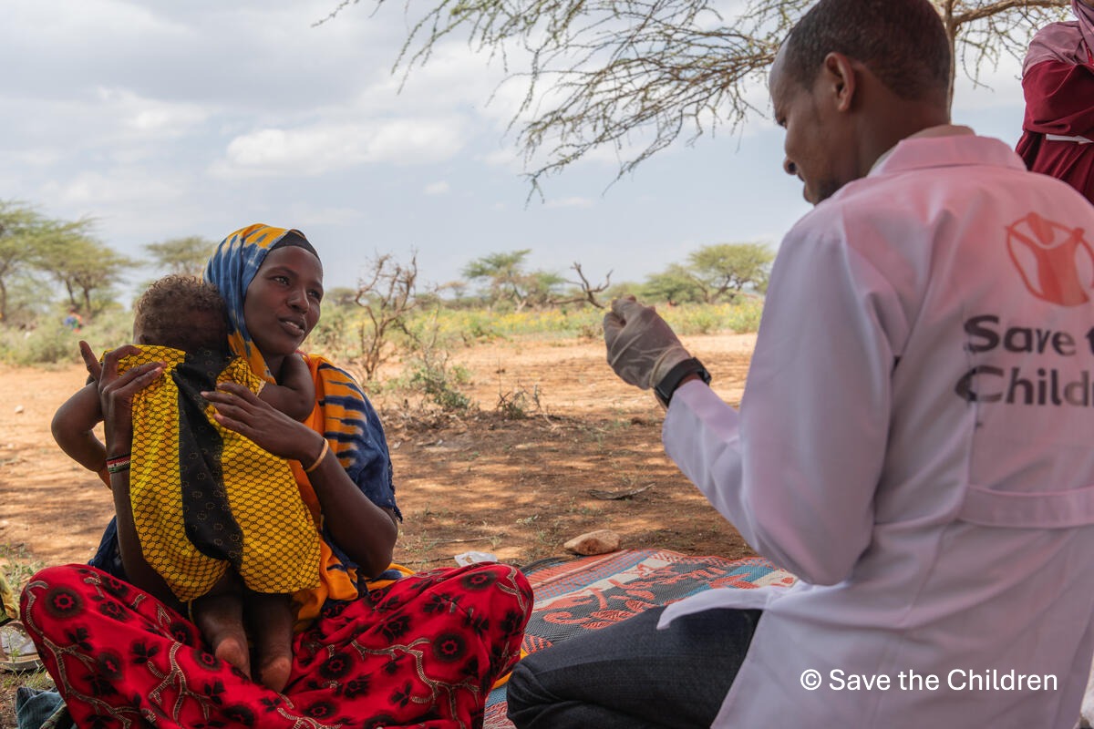 에티오피아 소말리 지역에서 세이브더칠드런 백신 방문 접종을 받는 어머니와 1세 아동