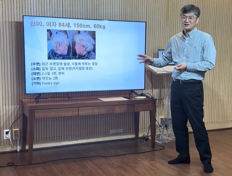 강연하고 있는 이병진 원장