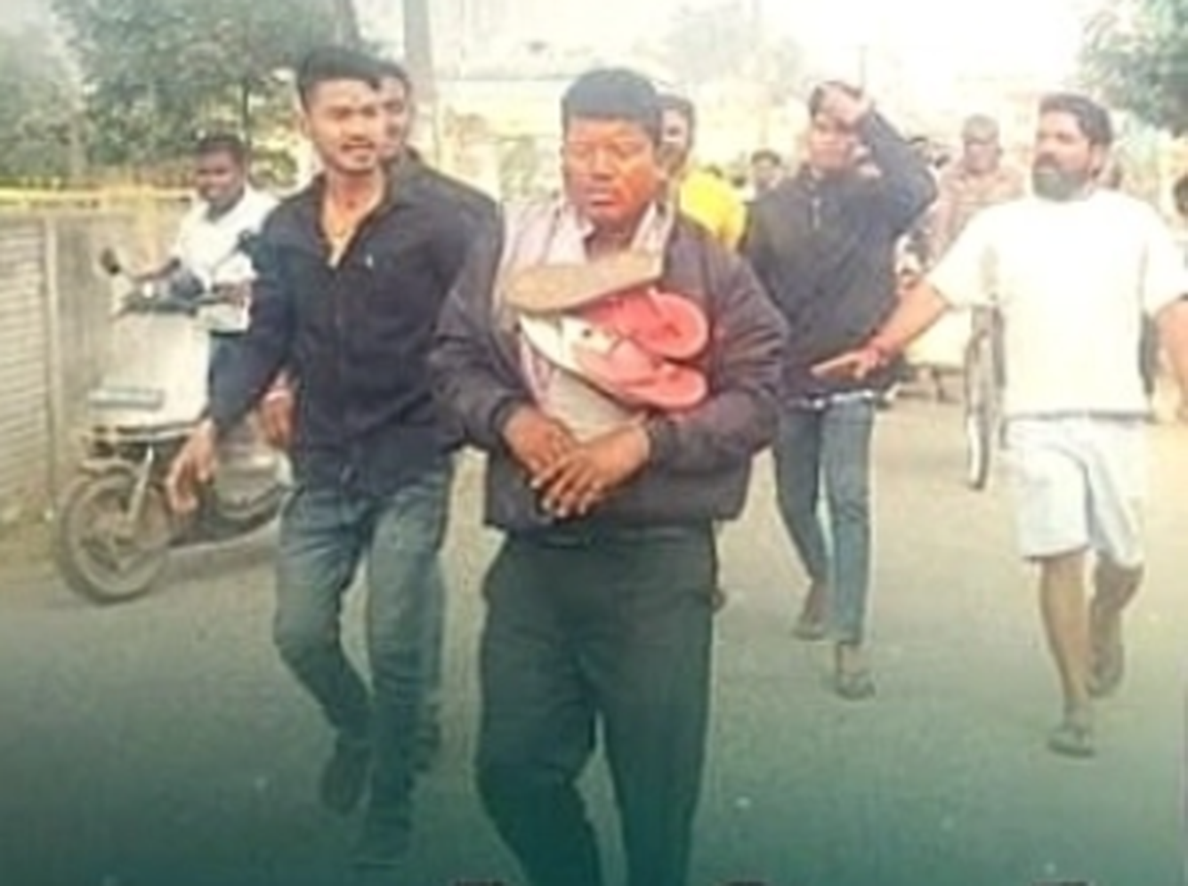 인도 오디샤주 파르장 마을에서 지난 4일, 힌두 민족주의자들이 비핀 비하리 나이크 목사를 폭행한 뒤 마을을 돌며 끌고 다녔다