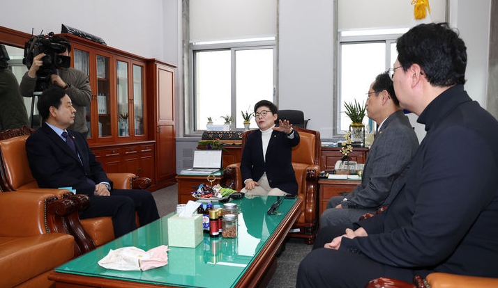 구윤철 경제부총리 겸 재정경제부 장관이 4일 오전 서울 여의도 국회에서 임이자 재정경제기획위원회 위원장을 비롯한 위원들과 면담하고 있다. ⓒ뉴시스