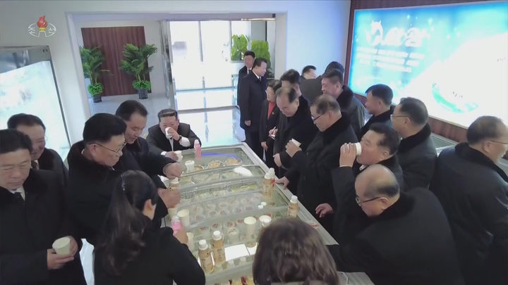 북한 조선중앙TV는 김정은 북한 국무위원장이 지난 2일 평안북도 운전군 삼광리에서 열린 삼광축산농장 조업식에 참석했다고 3일 보도했다. 사진은 김 위원장이 유제품을 시식하는 모습. 사진은 조선중앙TV 캡처. ⓒ뉴시스