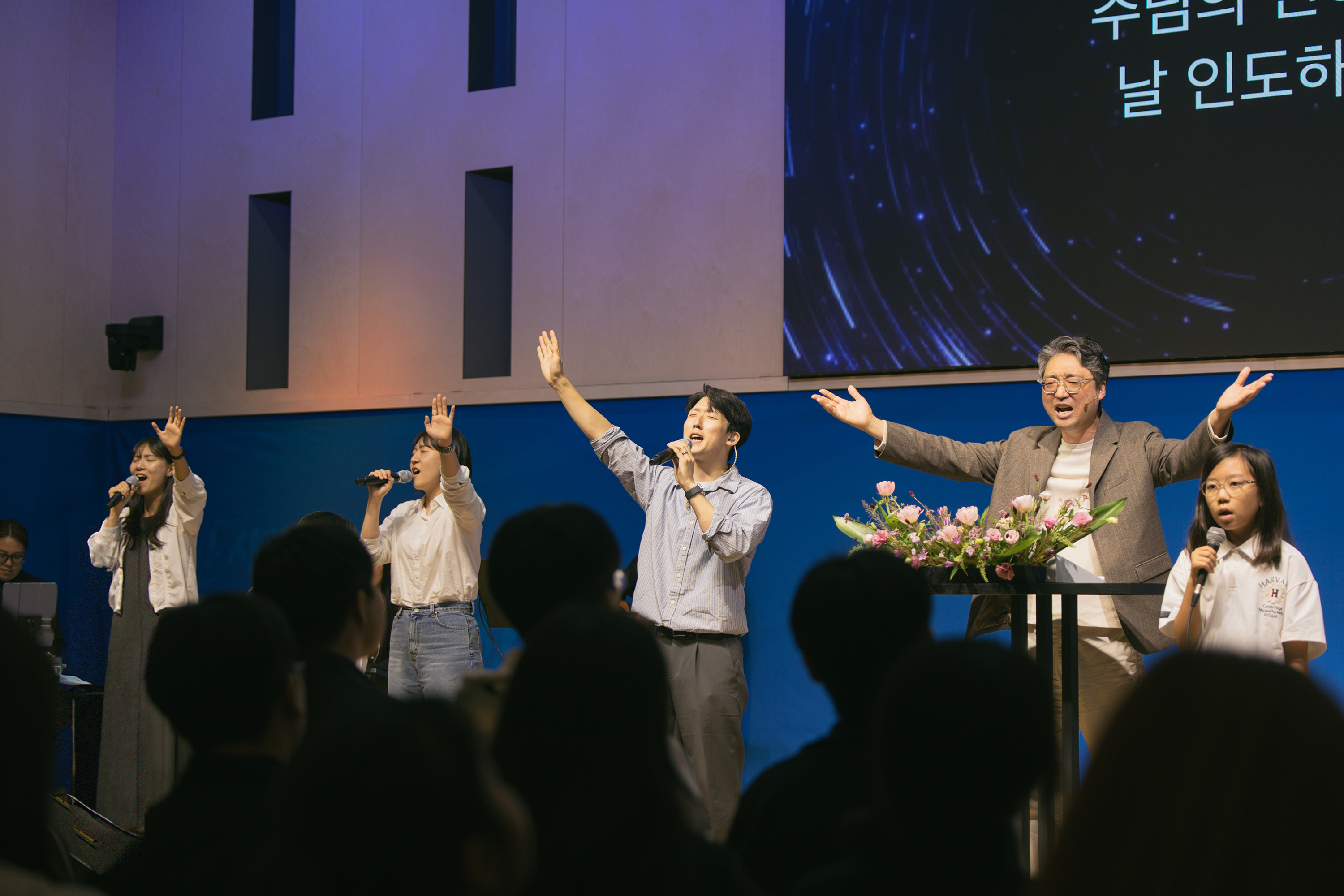 더세움워십 찬양 현장의 모습