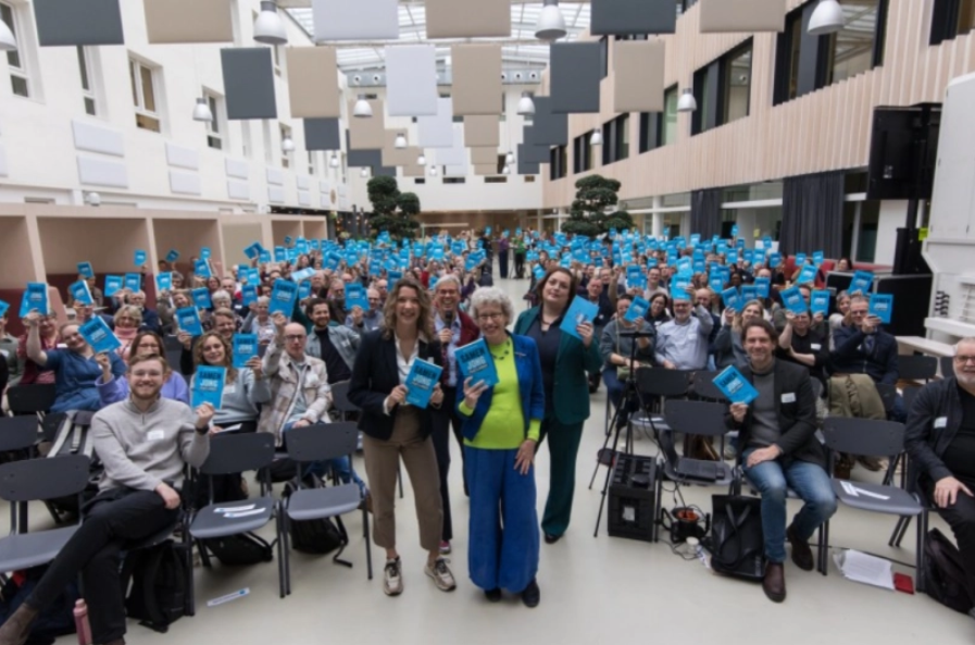 네덜란드 에데(Ede)에 위치한 크리스텔리케 호게스쿨 에데(Christelijke Hogeschool Ede)에서 열린 『Samen Jong in de Praktijk』 출간 기념 행사 모습