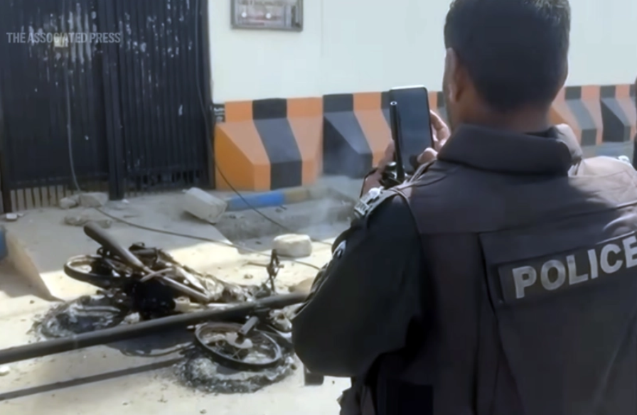 미국-이스라엘과 이란 간 갈등이 격화되면서 발생한 폭력 시위 이후, 파키스탄 카라치의 미국 영사관 밖에서 경찰관들이 현장을 점검하고 있다