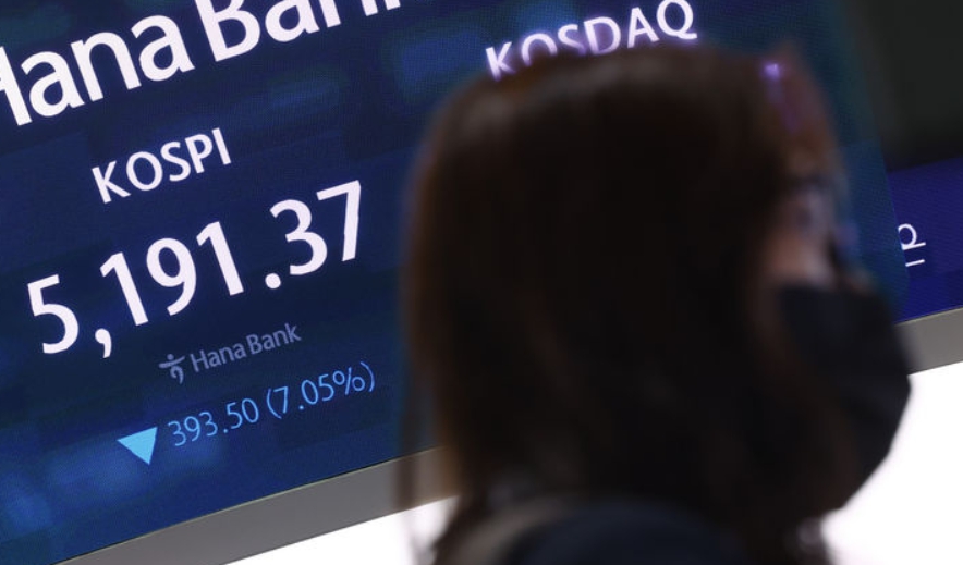 코스피가 전 거래일(5584.87)보다 319.50포인트(5.72%) 하락한 5265.37에 개장한 9일 오전 서울 중구 하나은행 딜링룸에 지수가 표시돼 있다.