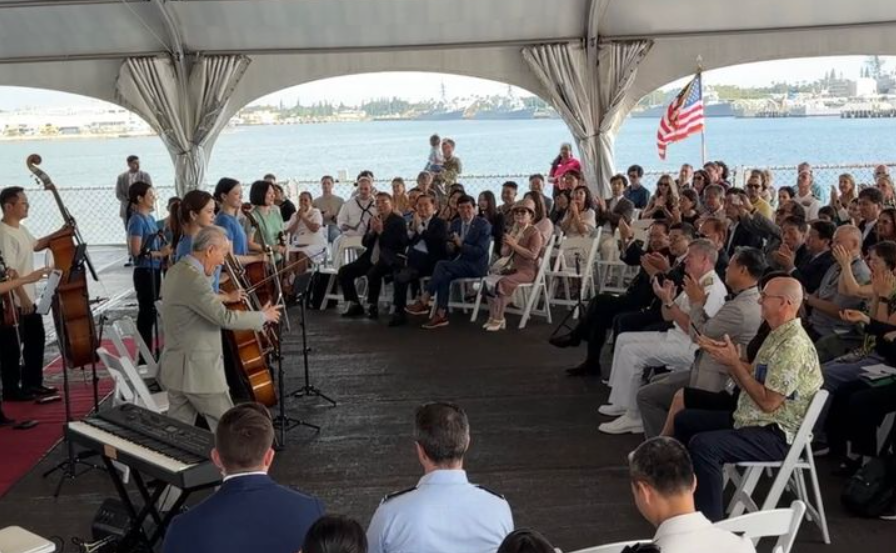 미주리호 선상에서 공연하고 있는 금난새 지휘자와 뉴월드 챔버 오케스트라