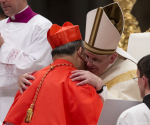 서임식에서 염수정 추기경을 포옹하는 교황