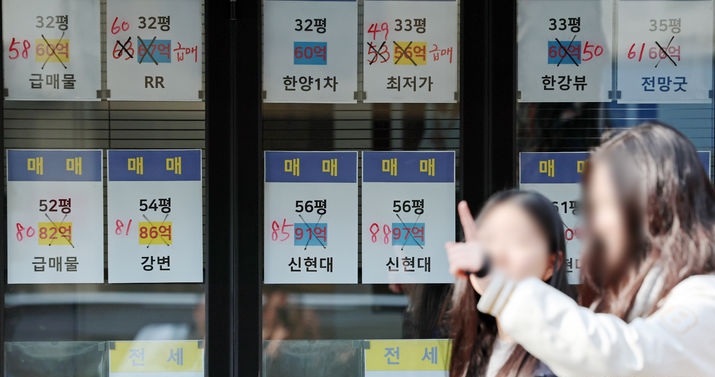 서울 아파트 시장에서 매물 증가 흐름이 이어지며 보유세 부담이 주요 원인으로 지목되고 있다