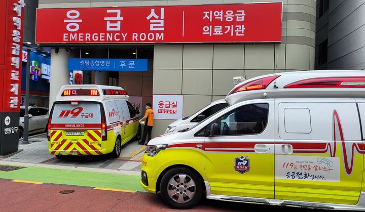 센텀종합병원의 응급실 앞에 119구급차량들이 잇따라 들어오는 모습