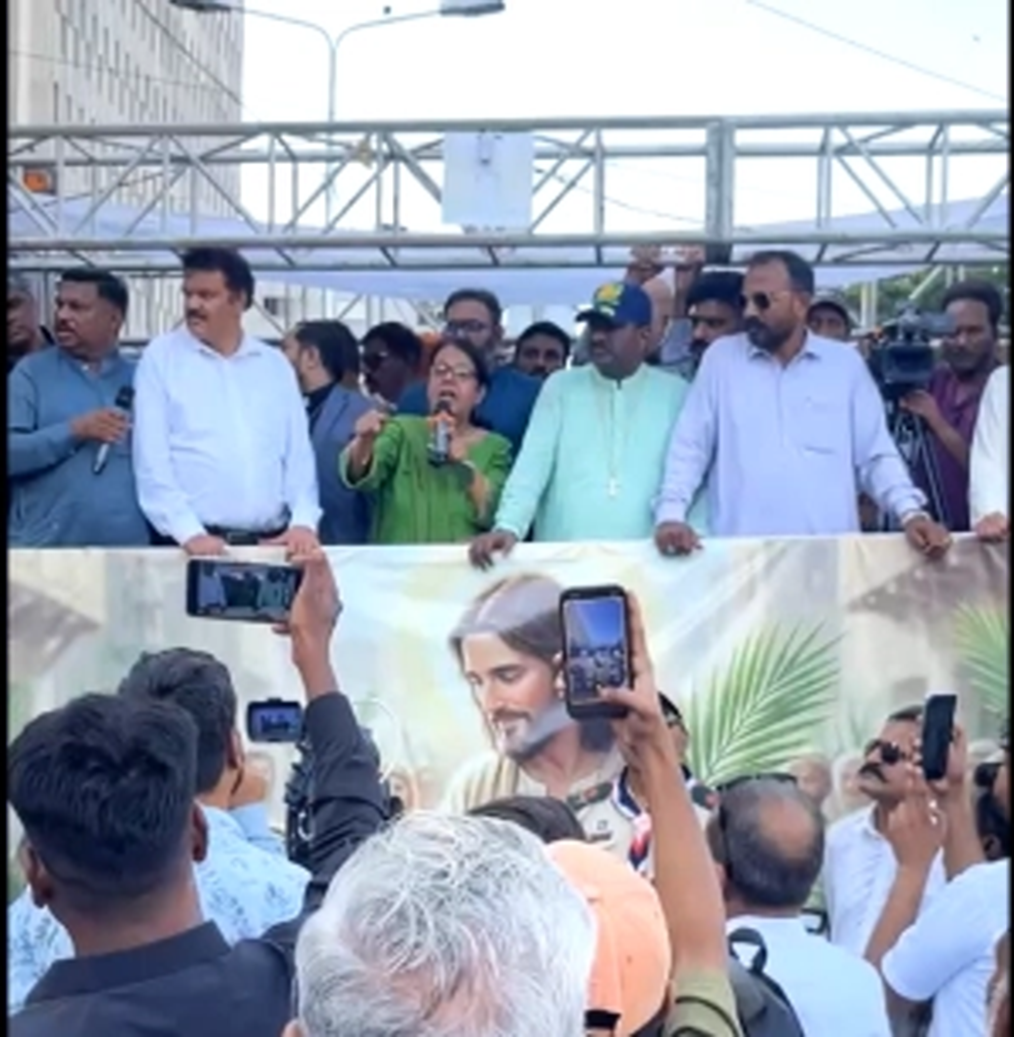 지난 3월 29일 파키스탄 카라치에서 13세 소녀의 강제 결혼과 강제 개종을 인정한 법원 판결에 반대하는 시위가 열렸다