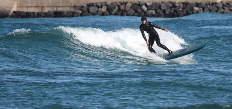 제주시 이호테우해수욕장에서 레저객들이 서핑을 하고 있다