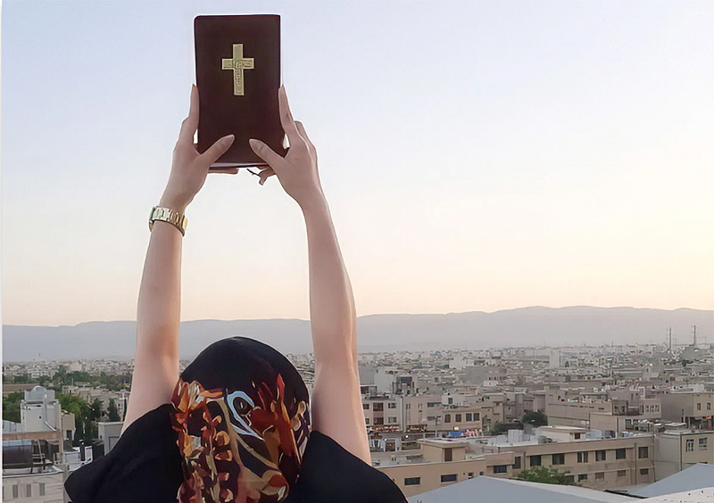 한 이란 기독교인이 성경을 들고 있다.