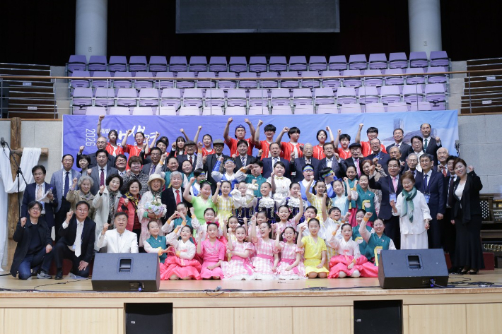 천안시기독교총연합회가 주최한 부활절 행사에서 임원 및 참가자들이 기념촬영을 진행하고 있다. 