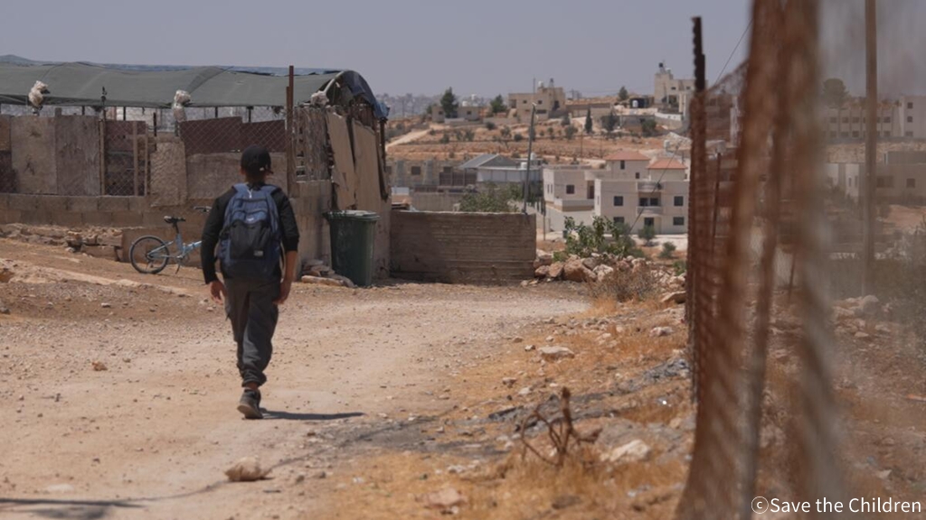 폭력 위협 속에서 학교로 향하는 서안지구의 한 아동
