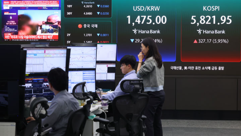 서울 중구 하나은행 딜링룸에 코스피 지수와 원·달러 환율, 관련 보도가 송출되고 있다