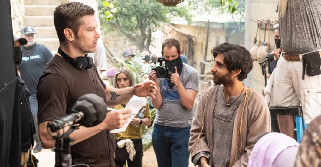 더 초즌 제작자인 달라스 젠킨스가 드라마 촬영 현장에 있는 모습