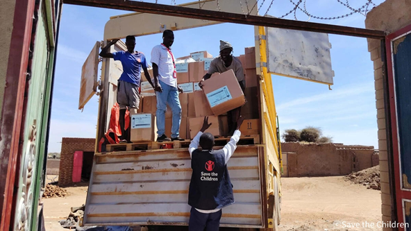 구호단체가 수단 북다르푸르 타윌라에 의약품과 영양물자를 전달하고 있다
