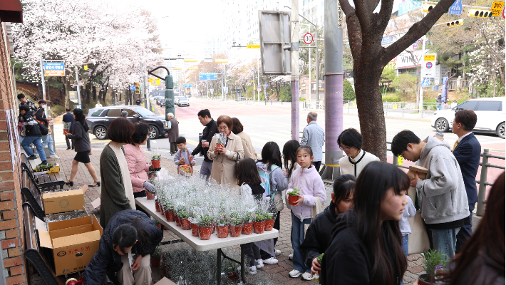 더램프  용인 동행하는교회(담임 김민석 목사)와 국제개발NGO 더램프가 협력해 지역사회를 향한 따뜻한 생명 나눔을 실천했다.
