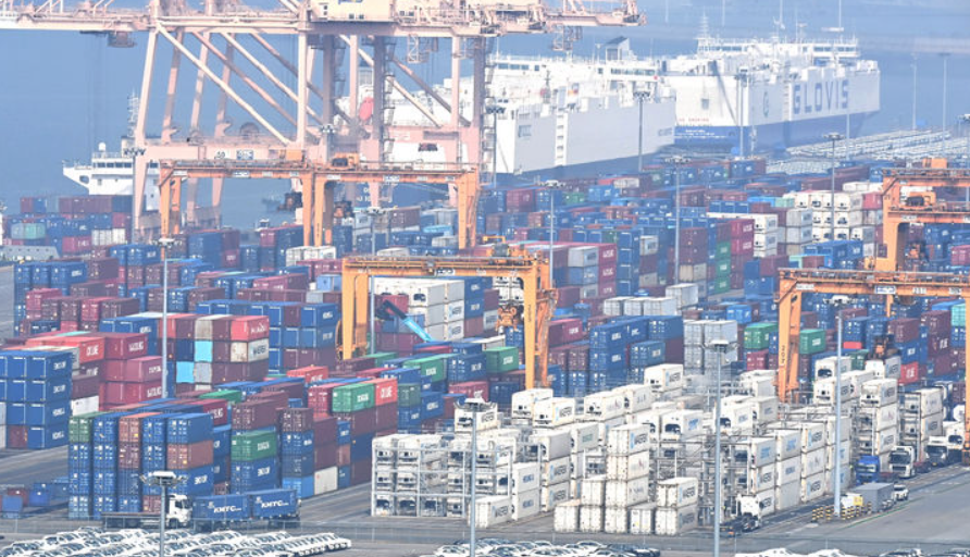 경기 평택시 포승읍 평택항에 수출입 컨테이너가 쌓여있는 모습