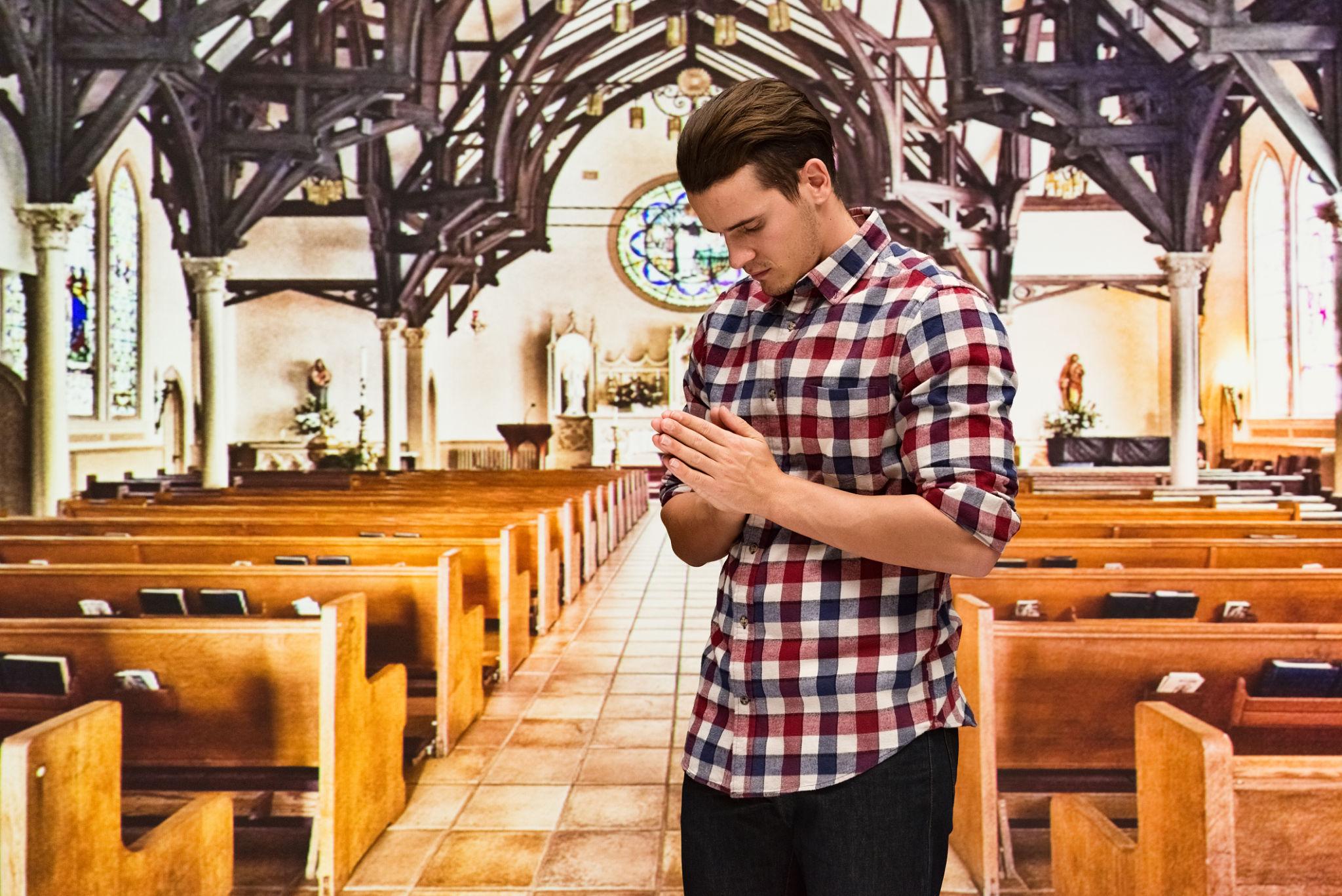 교회에서 기도하고 있는 남성