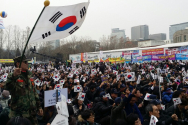 시청 앞 광장에 모인 인파. 3.1절을 기념하며 보수 진영과 한국기독교총연합회가 행사를 개최했다.